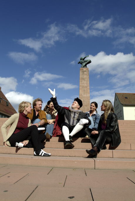 Herzog Friedrich Tour Herzog Friedrich führt eine Touristengruppe durch Freudenstadt