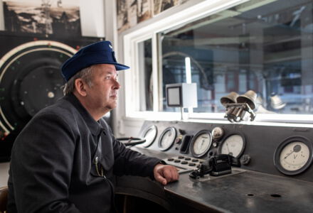 Schaffner Emil am Steuerpult der Schauinslandbahn