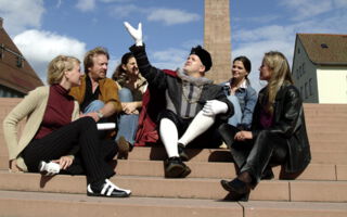 Herzog Friedrich guiding a group of tourists through Freudenstadt