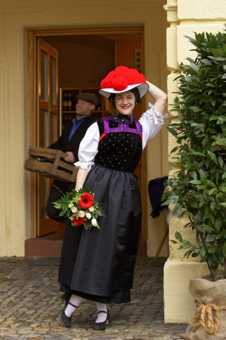 Schwarzwaldmädel vor dem „Haus der Badischen Weine“